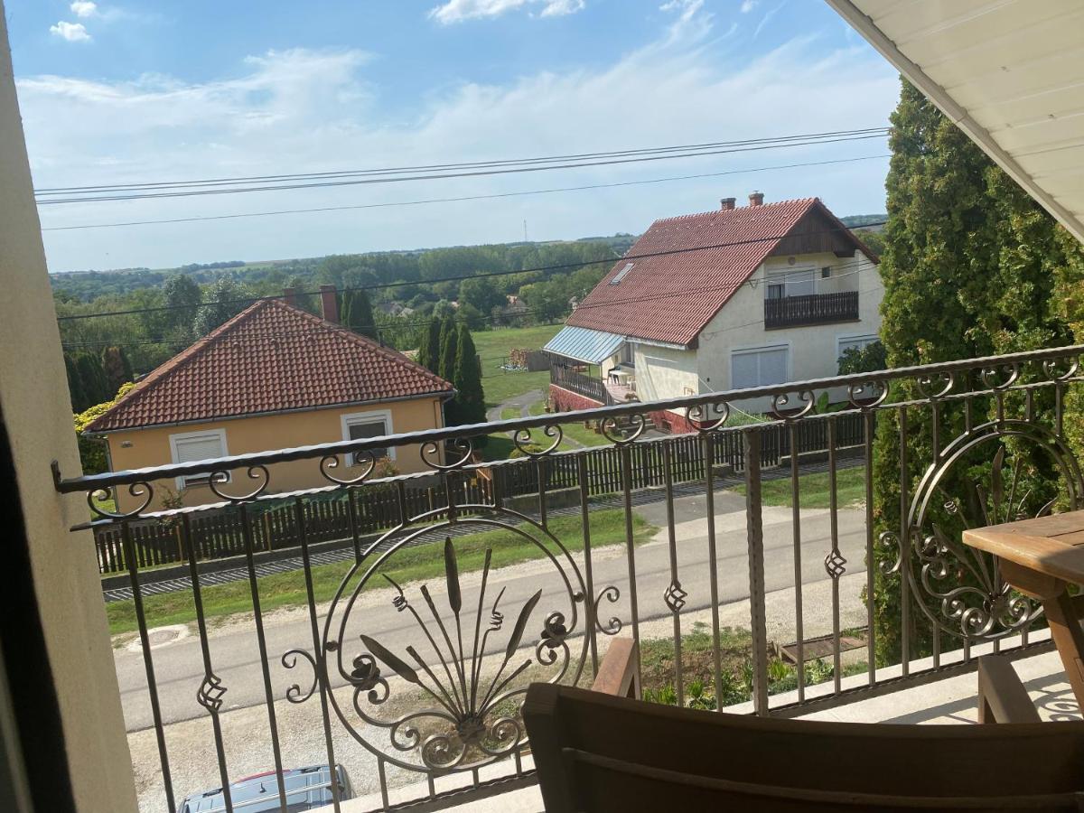 Maria Vendeghaz Hotel Mernye Eksteriør billede